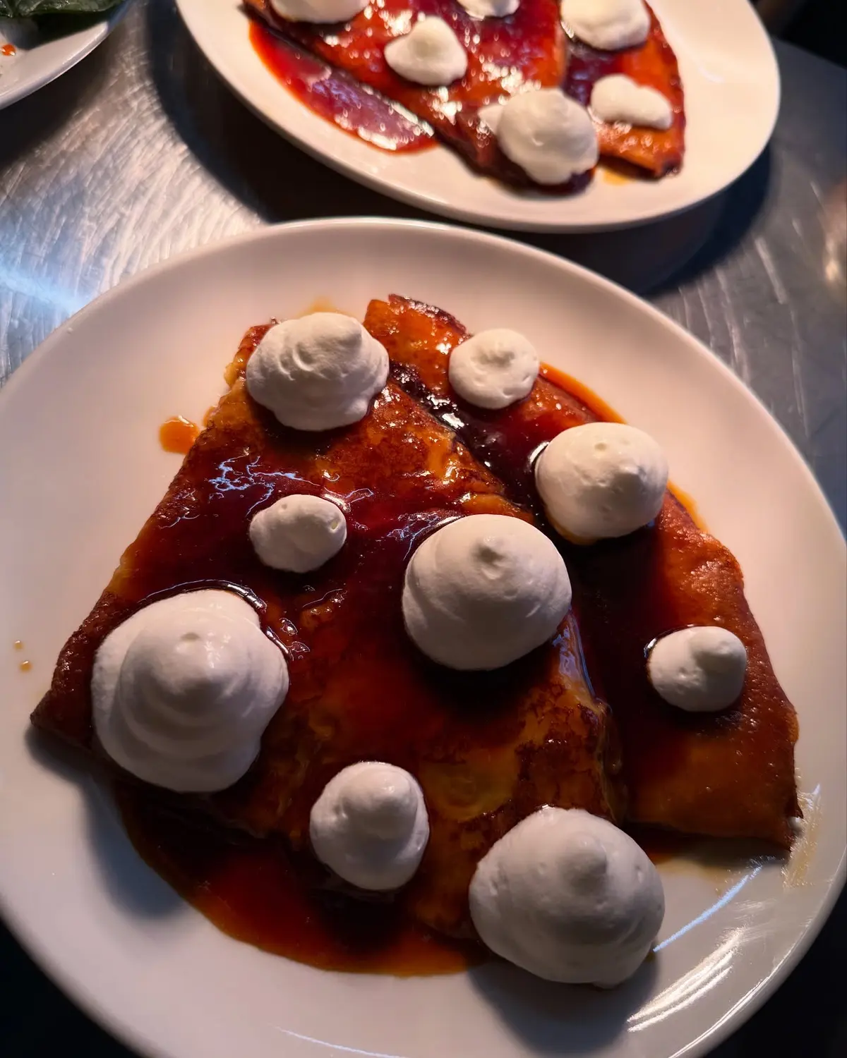 • Crêpes Suzette: Naleśniki z palonym masłem | sos z pomarańczy sycylijskich | karmel | świeża bita śmietana (W t