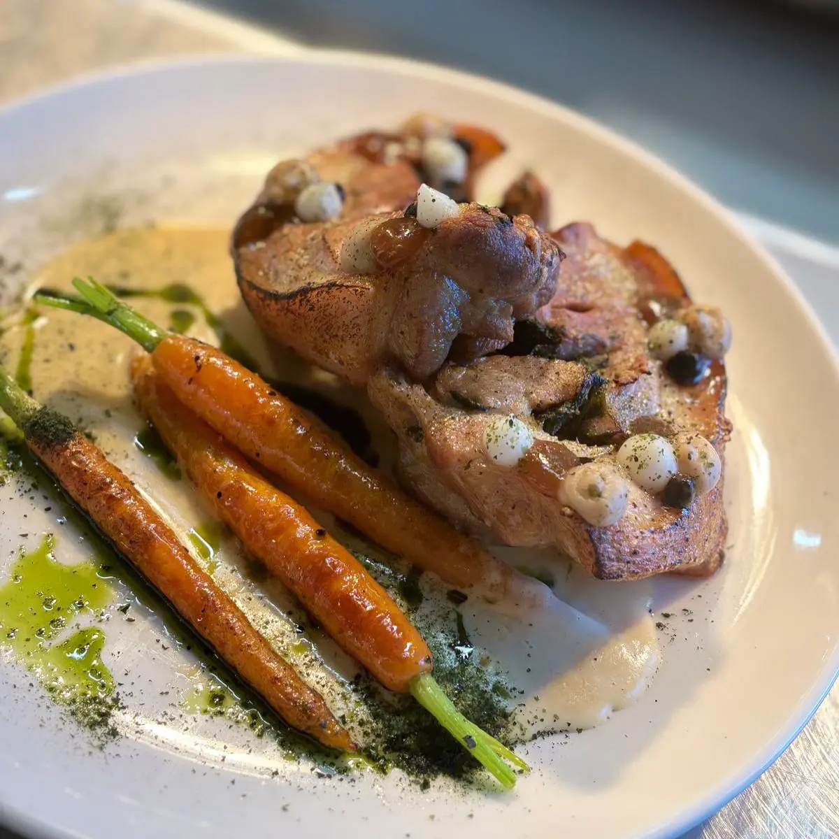 Porchetta z prosiaka | sos musztardowy | marchewki baby