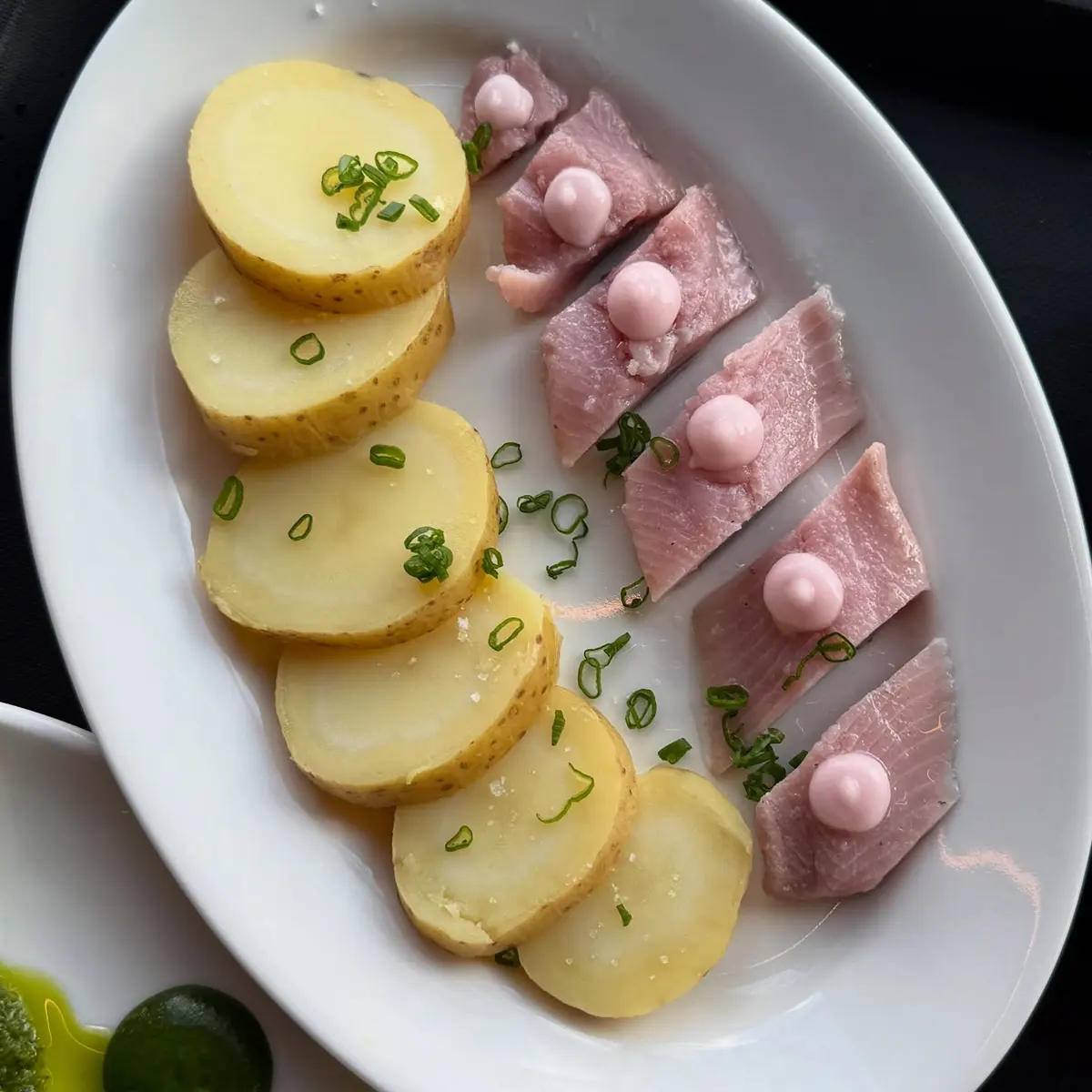Holenderski matias z cebulą i ziemniakami