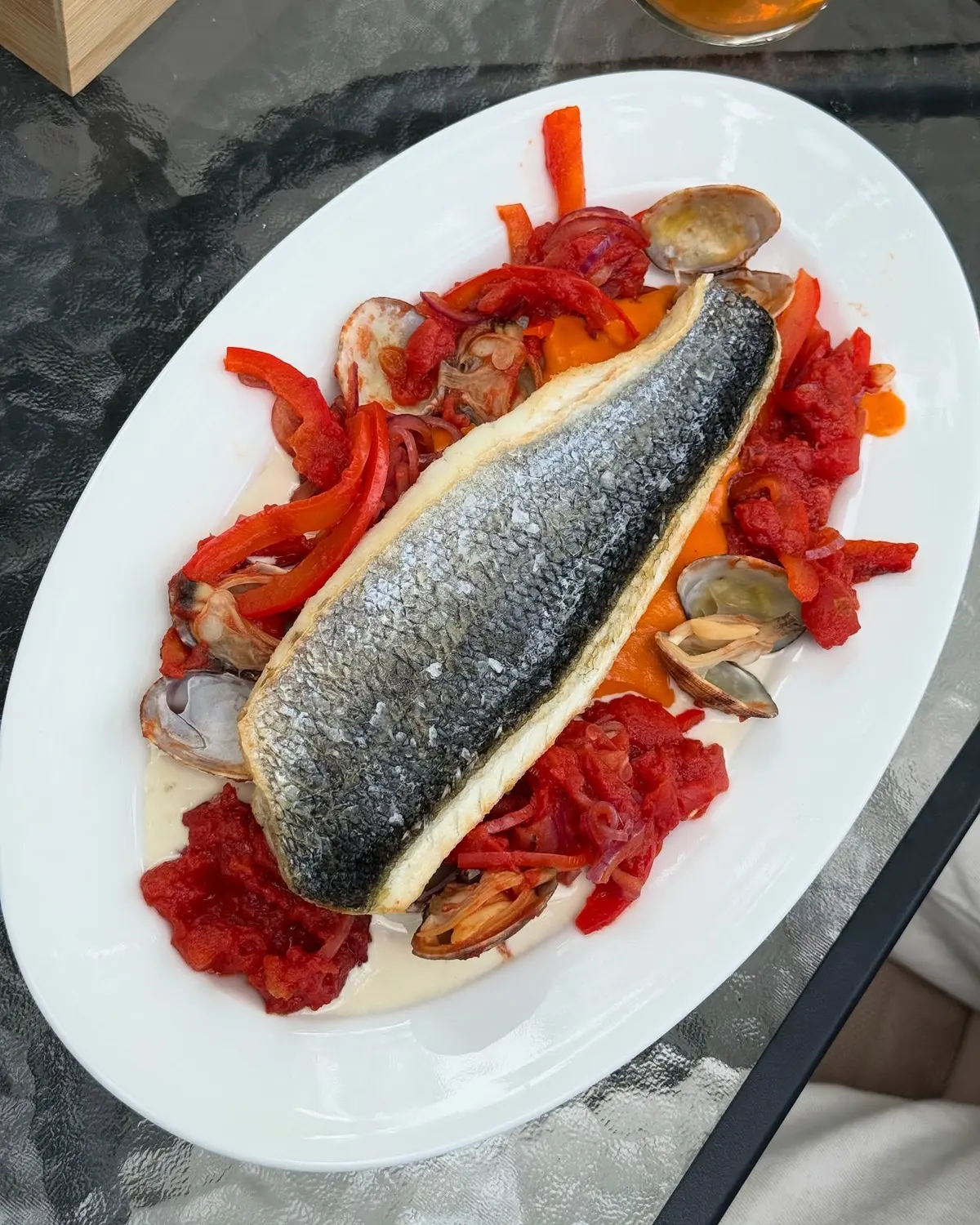 Okoń morski z Gran Canarii | vongole | piana morska | espuma z papryki Brzmi jak plan idealny?