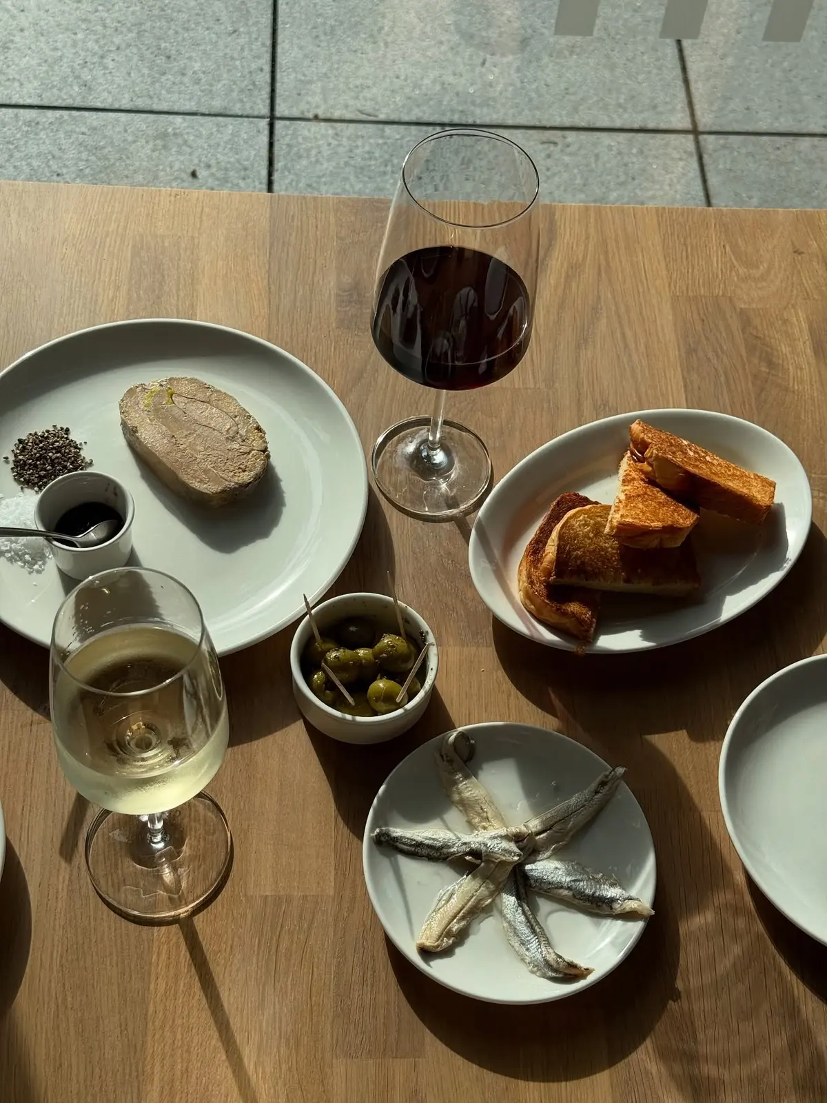 Piątek. Foie gras mówi „bonjour”, Gold Taurus i Charolais mruczą „relaksuj się”… A Ty i przyjaciółka wiecie, że świa