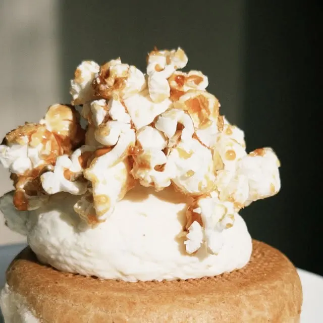 1. Ptyś popcorn  2. Ekler karmelowy  3. Opera  4. Panna Cotta truskawkowa  Słodka jesień w @buvette_lodz