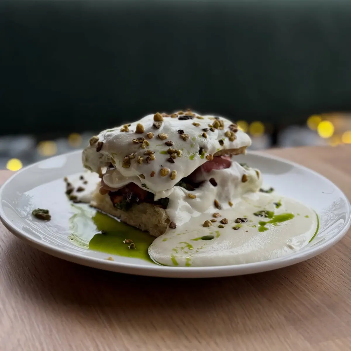 Nasza focaccia z grillowaną mortadelą z pistacjami | piana z Mozarelli di Bufala D.O.P