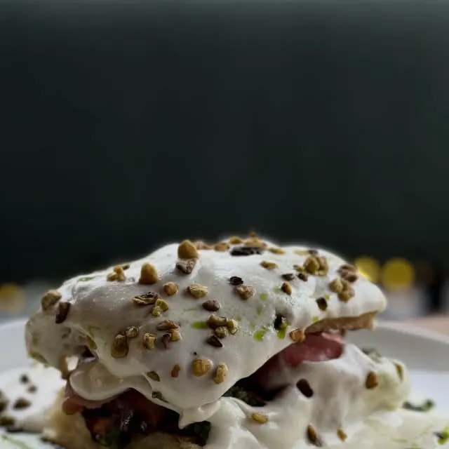 Nasza focaccia z grillowaną mortadelą z pistacjami | piana z Mozarelli di Bufala D.O.P