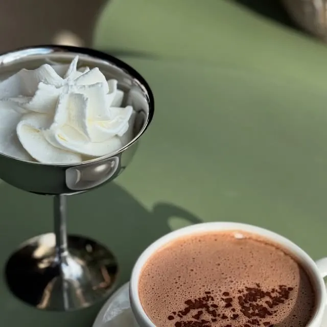 Gorąca czekolada Valrhona i własnej roboty bita śmietana