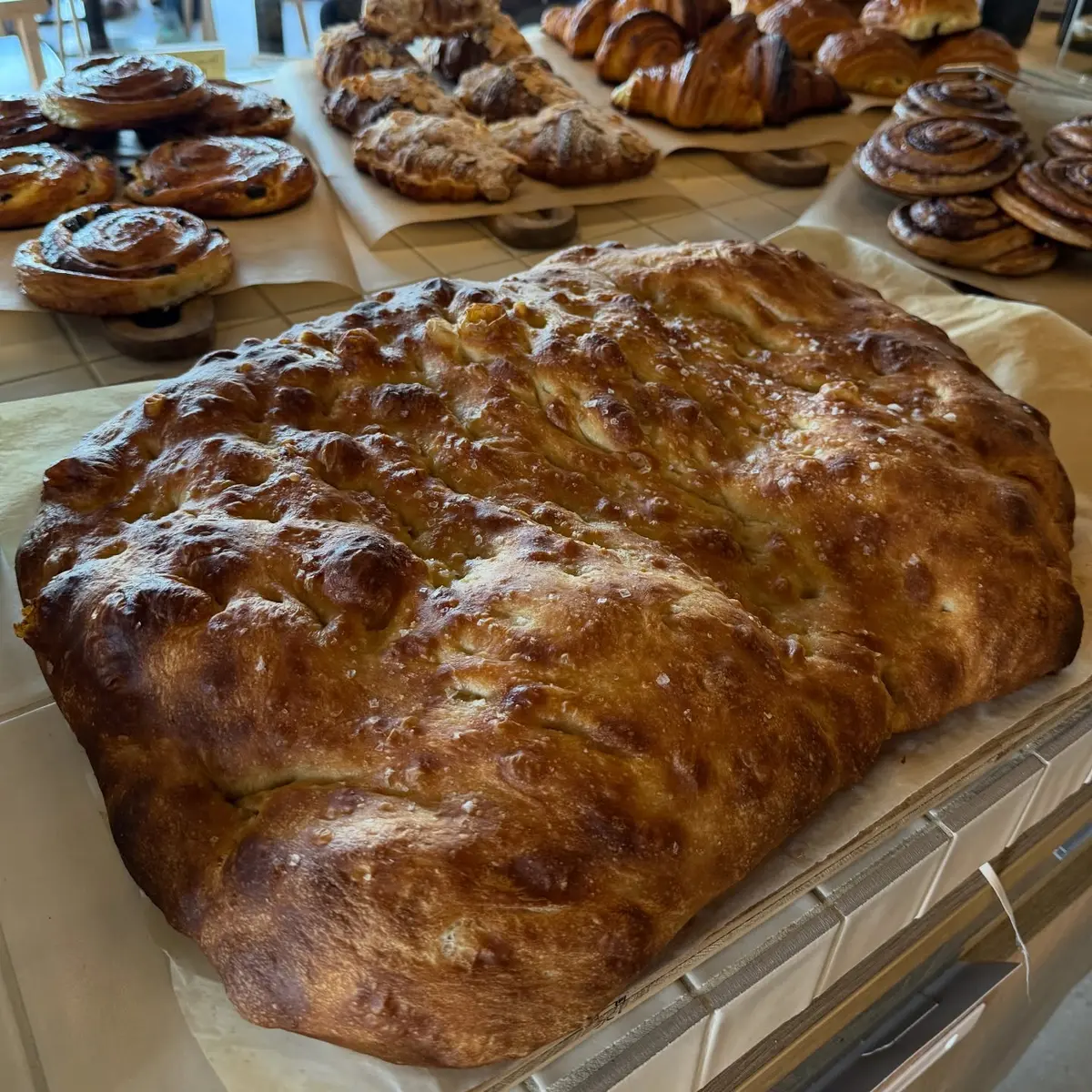 Nasza świeżo wypiekana, złocista focaccia z autorskiej receptury Buvette