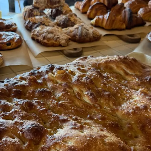 Nasza świeżo wypiekana, złocista focaccia z autorskiej receptury Buvette
