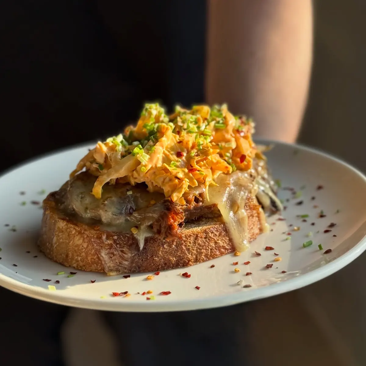Kromka klasyka | szarpana wołowina | irlandzki biały cheddar | colesław z sosem kimchi