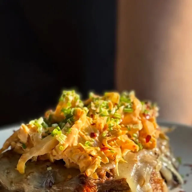 Kromka klasyka | szarpana wołowina | irlandzki biały cheddar | colesław z sosem kimchi