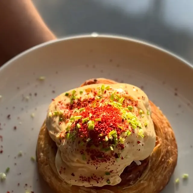Rolls francuski z szynką Cotto | ser mimolette | jajko poché | syfon jajko | piment d’Espelette".
