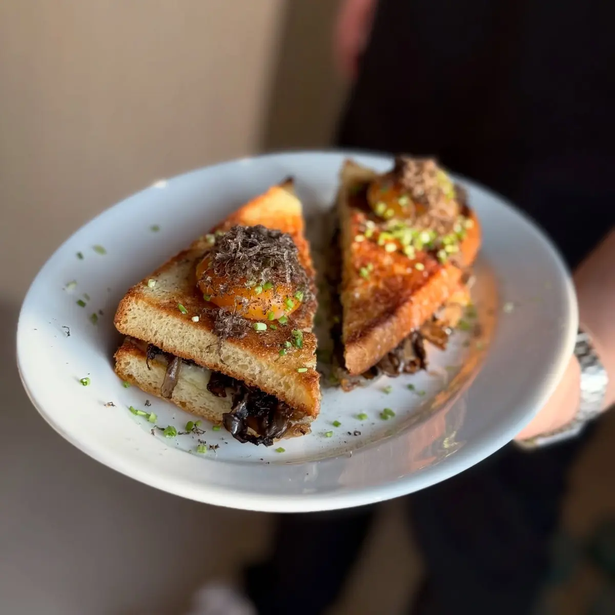 Tost z autorskiego chleba tostowego | pieczarki | Gruyère | żółtko confit | włoska zimowa trufla