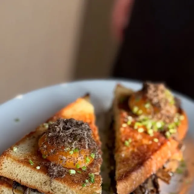 Tost z autorskiego chleba tostowego |  pieczarki |  Gruyère |  żółtko confit |  włoska zimowa trufla