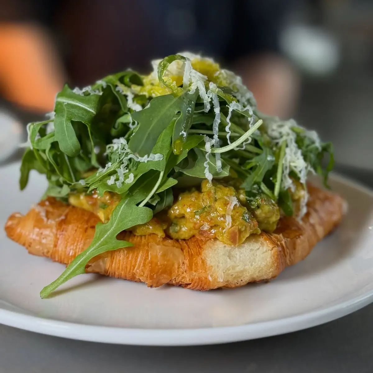 Tostowany croissant | jajko poché | guacamole | rukola Czasem najlepsze rzeczy to te najprostsze