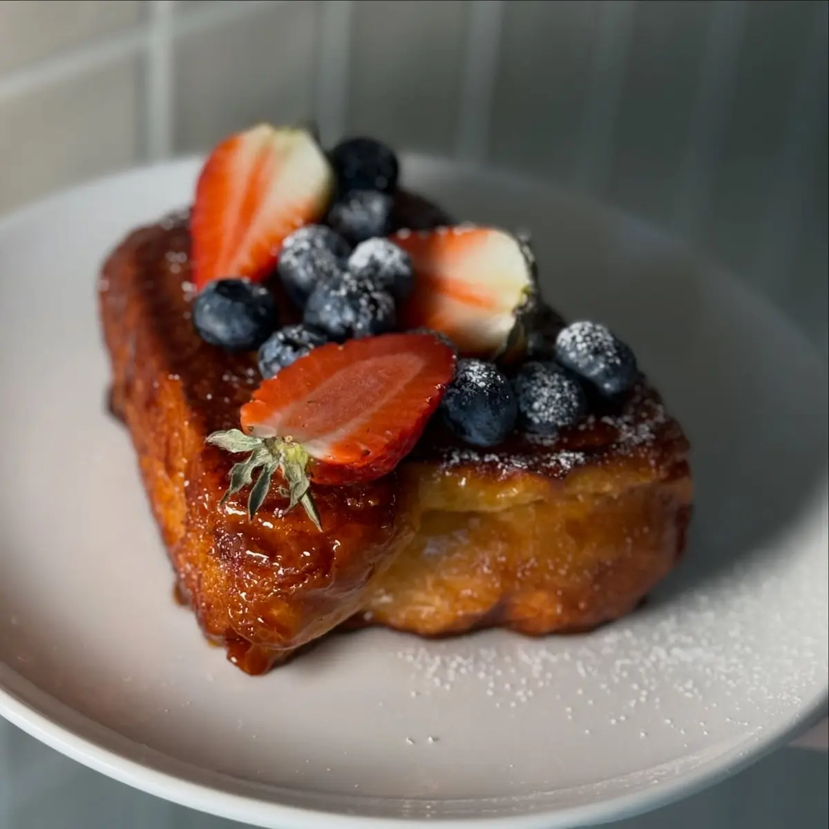 Pain Perdu | jogurt grecki | coulis owoce leśne | świeże owoce