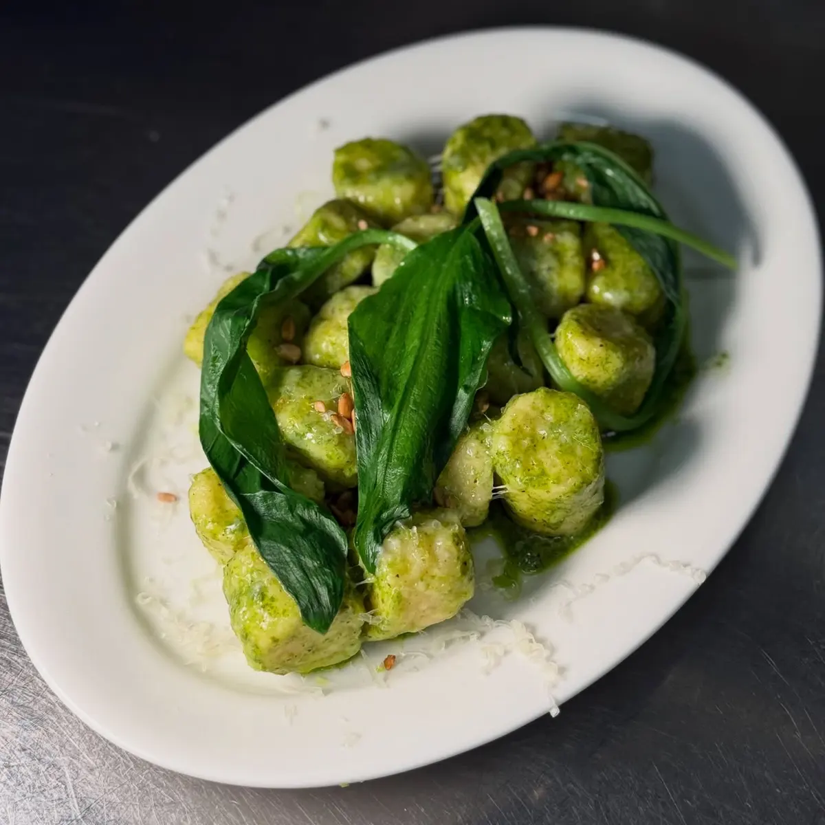1. Gnocchi | pesto z czosnku niedźwiedziego | słonecznik | ser Cantal 2. Kulbin | sos beurre blanc | liście brukselki 3.