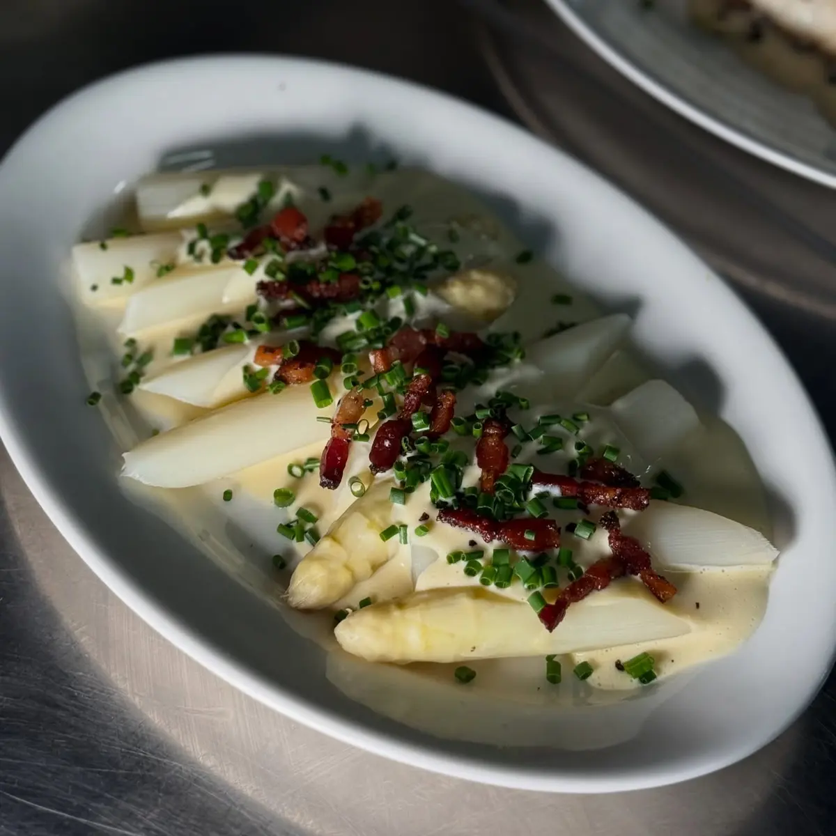 1. Gnocchi | pesto z czosnku niedźwiedziego | słonecznik | ser Cantal 2. Kulbin | sos beurre blanc | liście brukselki 3.