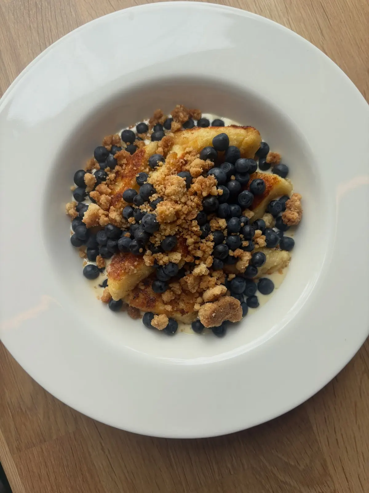 Leniwe z jagodami | crème anglaise | kruszonka