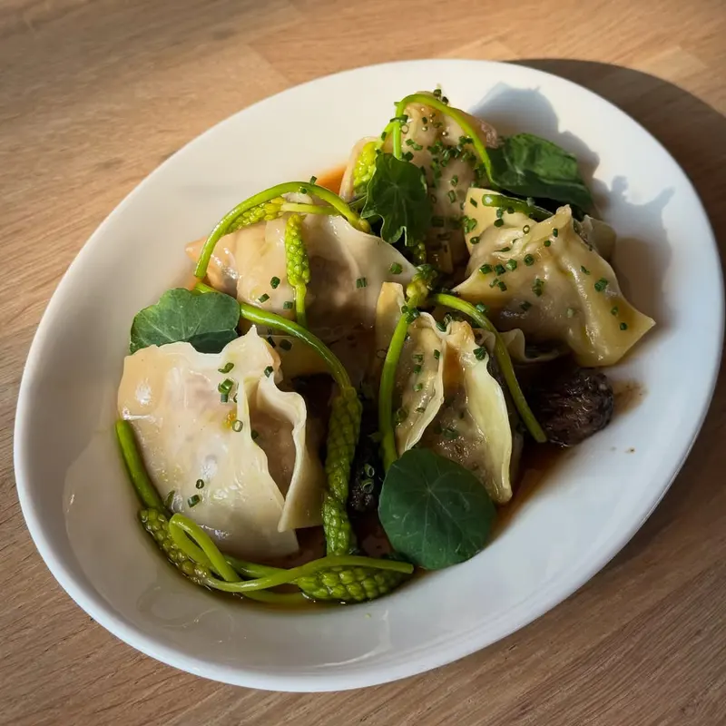 Ravioli z konfitowanej kaczki | smardze faszerowane parfait z wątróbki drobiowej | jus z pieczonego kurczaka | młody gro